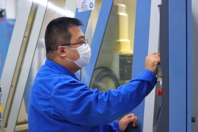 月18日,位于河北省廊坊开发区的一家企业,员工正在操作进口刃磨机床